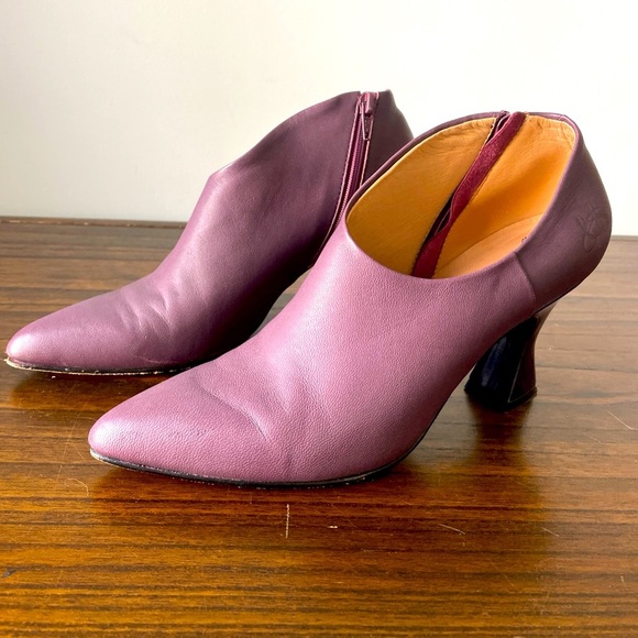 John Fluevog Shoes - John Fluevog women’s size 7 soft leather purple zip up ankle bootie unique heel